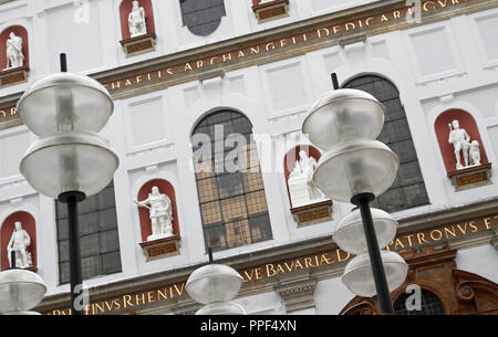 Chiesa di St. Michael in Neuhauser Strasse a Monaco di Baviera in seguito alla ristrutturazione della facciata. In primo piano le luci della zona pedonale da anni settanta. Foto Stock