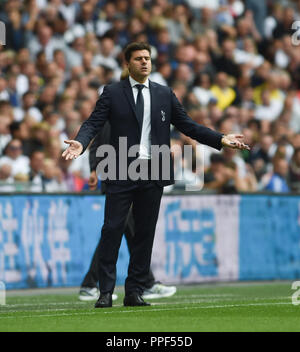 Tottenham manager Mauricio Pochettino durante il match di Premier League tra Tottenham Hotspur e Liverpool allo Stadio di Wembley , Londra , 15 settembre 2018 solo uso editoriale. No merchandising. Per le immagini di calcio FA e Premier League restrizioni si applicano inc. no internet/utilizzo mobile senza licenza FAPL - per i dettagli contatti Football Dataco Foto Stock