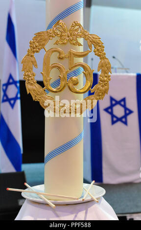 Memorial candela presso la reception del popolo israeliano Console Generale per il sessantacinquesimo anniversario di Israele la indipendenza del Leonardo Royal Hotel a Monaco di Baviera. Foto Stock