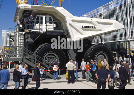 Bauma Monaco di Baviera 2013, Fiera specializzata per la costruzione di macchinari con un grande Liebherr T282 autocarro con cassone ribaltabile. Foto Stock