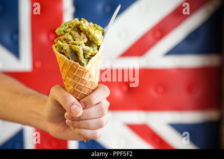 Pollo in cono di cialda con union jack flag sfondo Foto Stock