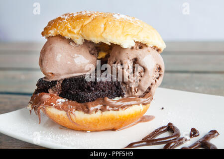 Gelato al cioccolato sandwich ciambella Foto Stock