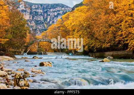 Il vecchio ponte in pietra Klidonia Zagoria, Epiro, Grecia occidentale. Questo ponte di arco con arco allungato costruito nel 1853. Foto Stock