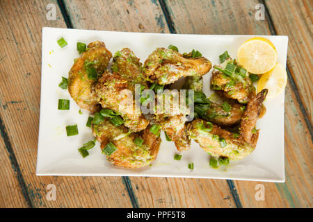 Peperoncino verde di ali di pollo Foto Stock