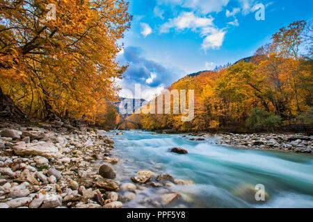 Il vecchio ponte in pietra Klidonia Zagoria, Epiro, Grecia occidentale. Questo ponte di arco con arco allungato costruito nel 1853.(soft focus) lunga esposizione utilizzando ND f Foto Stock