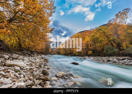 Il vecchio ponte in pietra Klidonia Zagoria, Epiro, Grecia occidentale. Questo ponte di arco con arco allungato costruito nel 1853.(soft focus) lunga esposizione utilizzando ND f Foto Stock