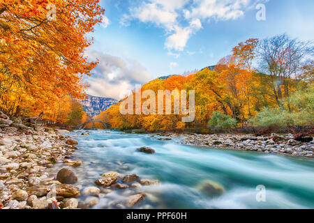 Il vecchio ponte in pietra Klidonia Zagoria, Epiro, Grecia occidentale. Questo ponte di arco con arco allungato costruito nel 1853.(soft focus) lunga esposizione utilizzando ND f Foto Stock