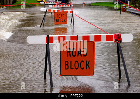Montreal, Canada, 5 Maggio,2017.blocco stradale segni sulla strada dopo una primavera inondazione.Credit:Mario Beauregard/Alamy Live News Foto Stock