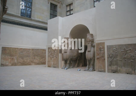 Arte assira "Lamasu' o Bull-l'uomo. Cancello da Sargon II del palazzo. Dur-Sharrukin (Khorsabad). L'Assiria, 721-705 A.C. Alabastro. Viii secolo A.C. Il museo del Louvre. Parigi. La Francia. Foto Stock