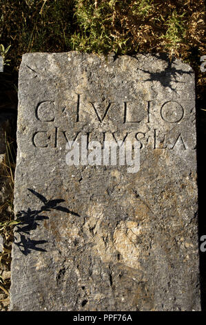 L'Albania. Byllis. Fondata dai Illirians nel IV secolo A.C. Iscrizioni in pietra vicino al teatro. Foto Stock