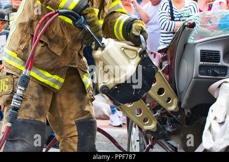 Laval, Canada,3 Giugno,2012.vigile del fuoco utilizzando le ganasce della vita in un incidente di automobile dimostrazione.Credit:Mario Beauregard/Alamy Live News Foto Stock