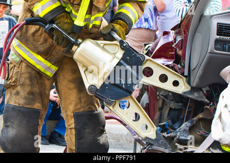 Laval, Canada,3 Giugno,2012.vigile del fuoco utilizzando le ganasce della vita in un incidente di automobile dimostrazione.Credit:Mario Beauregard/Alamy Live News Foto Stock