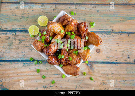 Limone stuzzicante ali di pollo in vaschetta quadrata Foto Stock