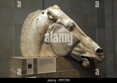 La Grecia. Atene. Il Partenone. Testa di cavallo dal carro del moon-dea Selene. Frontone orientale. 5° C. BC. British Museum. Londra. Regno Unito. Foto Stock