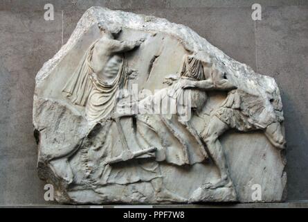 Arte greche. La Grecia. Parthenon (447-438 b.C). Frammento del fregio del Nord XII raffigurante un carrello improvvisamente tirato dal conducente che serrando le redini (mancante) utilizza il suo corpo per contrastare la spinta dei cavalli. A destra, un fante con un piede su una roccia e lasciato un maresciallo rivolta verso la vettura dietro. British Museum. Londra. In Inghilterra. Regno Unito. Foto Stock