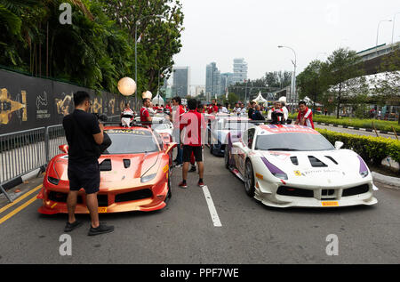 Ferrari 488 Sport Racing Cars nel Ferrari Challenge Asia Pacific Series presso il circuito cittadino di Marina Bay a Singapore Foto Stock