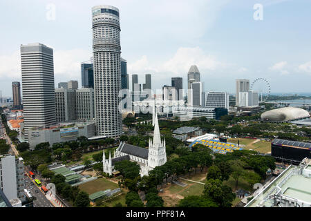 Vista aerea di Saint Andrew's Cathedral, il Padang, il Swissotel Stamford Tower e il centro cittadino di Singapore Repubblica di Singapore Asia Foto Stock