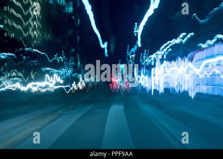 Percezione deformata con allungata automobile sentieri di luce del traffico nel centro cittadino di San Diego, nel mese di agosto 2018. | Utilizzo di tutto il mondo Foto Stock