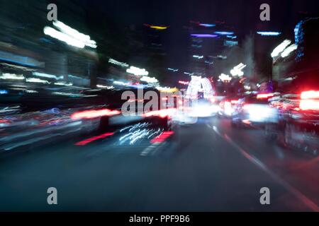 Percezione deformata con allungata automobile sentieri di luce del traffico nel centro cittadino di San Diego, nel mese di agosto 2018. | Utilizzo di tutto il mondo Foto Stock