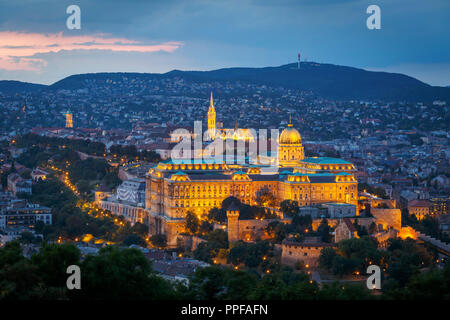 Vista del castello di Buda dalla Cittadella di Budapest, Ungheria. Foto Stock