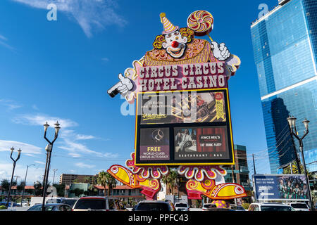Segno di grandi dimensioni con clown per il Las Vegas hotel Circus Circus e Casino lungo l'estremità nord della Strip di Las Vegas Foto Stock