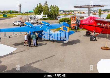 Viste Exteriorr dell'Alaska Aviation Museum si trova sul Lago di cappa ad Anchorage in Alaska Foto Stock