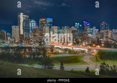 La bella notte skyline di Calgary, Alberta, Canada Foto Stock