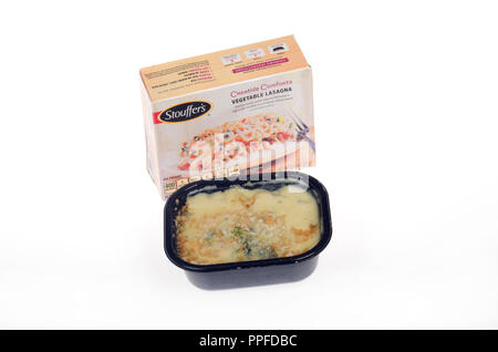Casella e cotti a microonde nel vassoio della Stouffer di lasagna vegetale, una società Nestlé Foto Stock