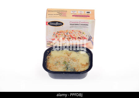 Casella e cotti a microonde nel vassoio della Stouffer di lasagna vegetale, una società Nestlé Foto Stock
