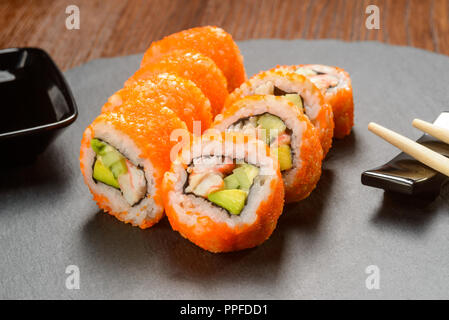 Sushi rotoli sulla scheda di ardesia Foto Stock