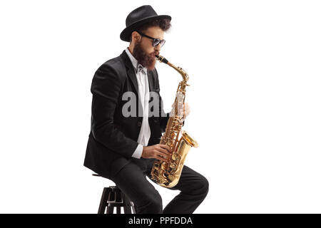 Musicista jazz suonare il sassofono isolati su sfondo bianco Foto Stock