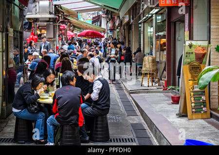 Pranzo diners in Street Cafe a Hong Kong in Cina il 21 marzo 2012 Foto Stock