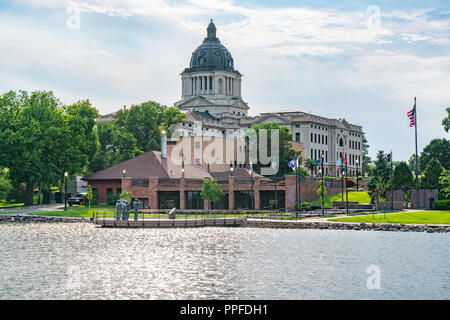 PIERRE, SD - luglio 9, 2018: Sud Dakota Building capitale lungo Lago Capitol in Pierre, SD Foto Stock