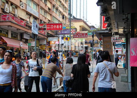 La strada dello shopping di Hong Kong affollate di pedoni presi a Hong Kong in Cina il 20 aprile 2011 Foto Stock