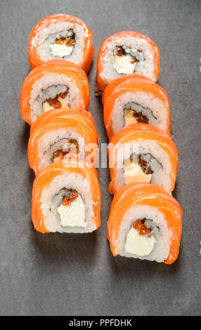 Caviale rosso sushi rotoli Foto Stock