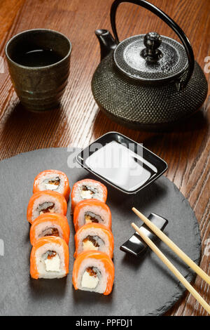 In fusione di ghisa teiera e sushi Foto Stock