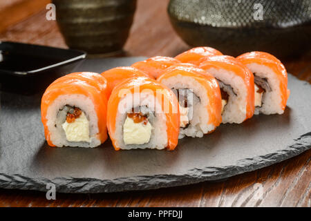 Sushi in ardesia scheda di formaggio Foto Stock