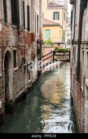 Piccolo canale vicino al Mercato del Pesce ai Minuto, Rialto, Venezia Foto Stock