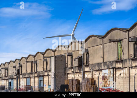 Tetto curvo depositi lungo Huskisson Dock, Liverpool, Merseyside, Regno Unito. Foto Stock