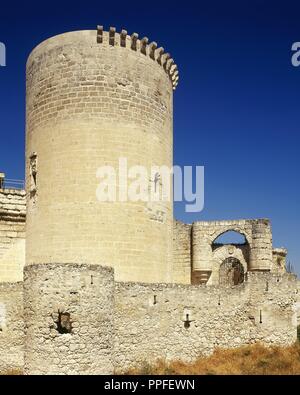 Spagna. Castiglia e Leon. Provincia Segovia. A Cuellar. Castle-Palace dei duchi di Alburquerque. La sua costruzione iniziò nel XI secolo e completata nel xvii secolo da vari maestri. Spiccano: Juan Guas (1430-1496), Rodrigo de Hontanon (1500-1577), Juan Gil de Hontanon (1480-1531). Vista di uno dei suoi torrioni circolari. Foto Stock