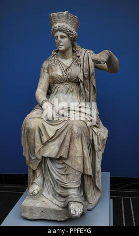 Kybele. Formiae in Campania. C. 60 BC. Il marmo. L'Oriental madre-dea era adorato in Italia da 204 BC. Ella è rappresentato seduto su un trono affiancato da leoni. Ny Carlsberg Glyptotek. Copenhagen, Danimarca. Foto Stock