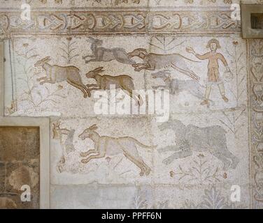 La Siria. Bosra (Busra al-Sham). Daraa distretto. Mosaico romano, VI secolo, scoperto nel teatro. Scena di caccia (cani a caccia di lepre). Foto Stock