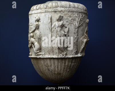 Frammento di un cratere. Italia 30-20 BC. Il marmo. Artemis porta una torcia come la dea della notte e delle tenebre e un fremito come la dea della caccia. Dietro di lei è un albero di pino. Le altre donne non può essere identificato. Ny Carlsberg Glyptotek. Copenhagen, Danimarca. Foto Stock