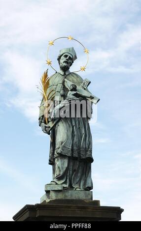 Statua di San Giovanni di Nepomuk (1345-1393). Santo nazionale. Bronzo. Da Volfgang Jeronym Heroldt, 1683. Decora il Charles Bridge. Praga. Repubblica ceca. Foto Stock