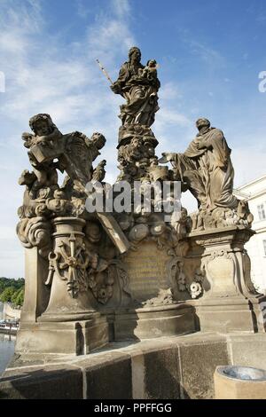 La Madonna e San Bernardo. Da Matej Vaclav Jackel (1709). Il XVIII secolo. Scultura barocca decorare il Charles Bridge. Copia dell'originale. Praga. Repubblica ceca. Foto Stock