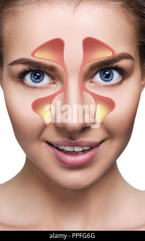 Volto femminile mostra seni nasali con freddo su sfondo bianco. Foto Stock