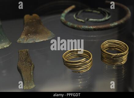 Fatto locale e oggetti importati da Skeldal, Jutland Centrale. Bracciali, assi e collane. 2000-1700 A.C. Museo nazionale di Danimarca. Copenhagen. La Danimarca. Foto Stock