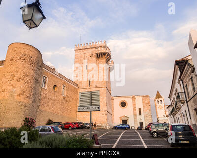 ESTREMOZ, Portogallo - Agosto 23, 2018: la Città Vecchia di Estremoz (Castelo da Rainha Santa Isabel) con Tres Coroas (Tre Corone) torre di marmo. Foto Stock