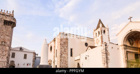 ESTREMOZ, Portogallo - Agosto 23, 2018: la Città Vecchia di Estremoz (Castelo da Rainha Santa Isabel). Foto Stock