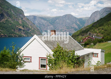 Belle case in legno in Flam villaggio al Majestic Aurlandsfjord (Aurlandsfjorden), Norvegia Foto Stock
